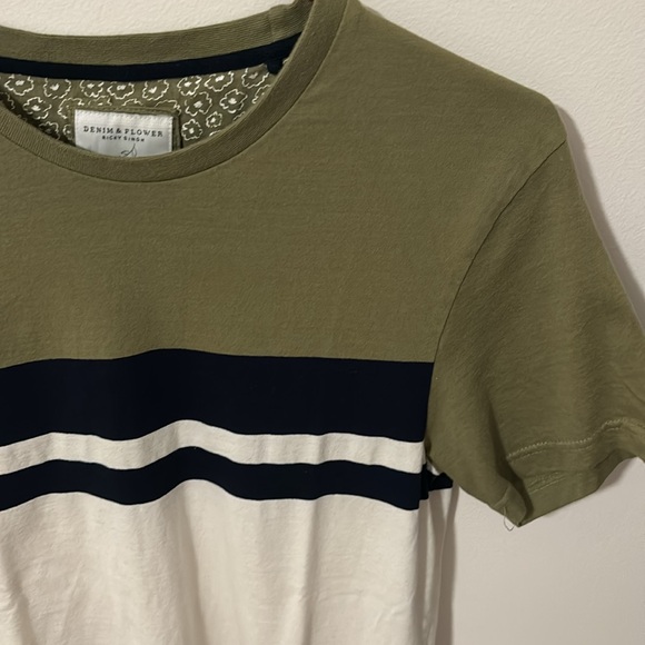 Denim & Flower T-Shirt 👕 - Men’s size small - Picture 3 of 5